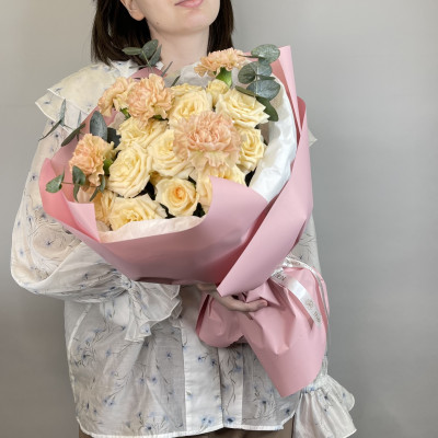 Кустовая роза, гвоздика, эвкалипт в упаковке