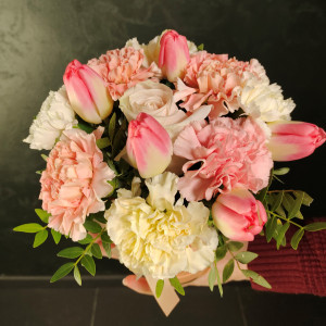 Шляпная коробка, S, Розовая, тюльпаны, гвоздики, зелень